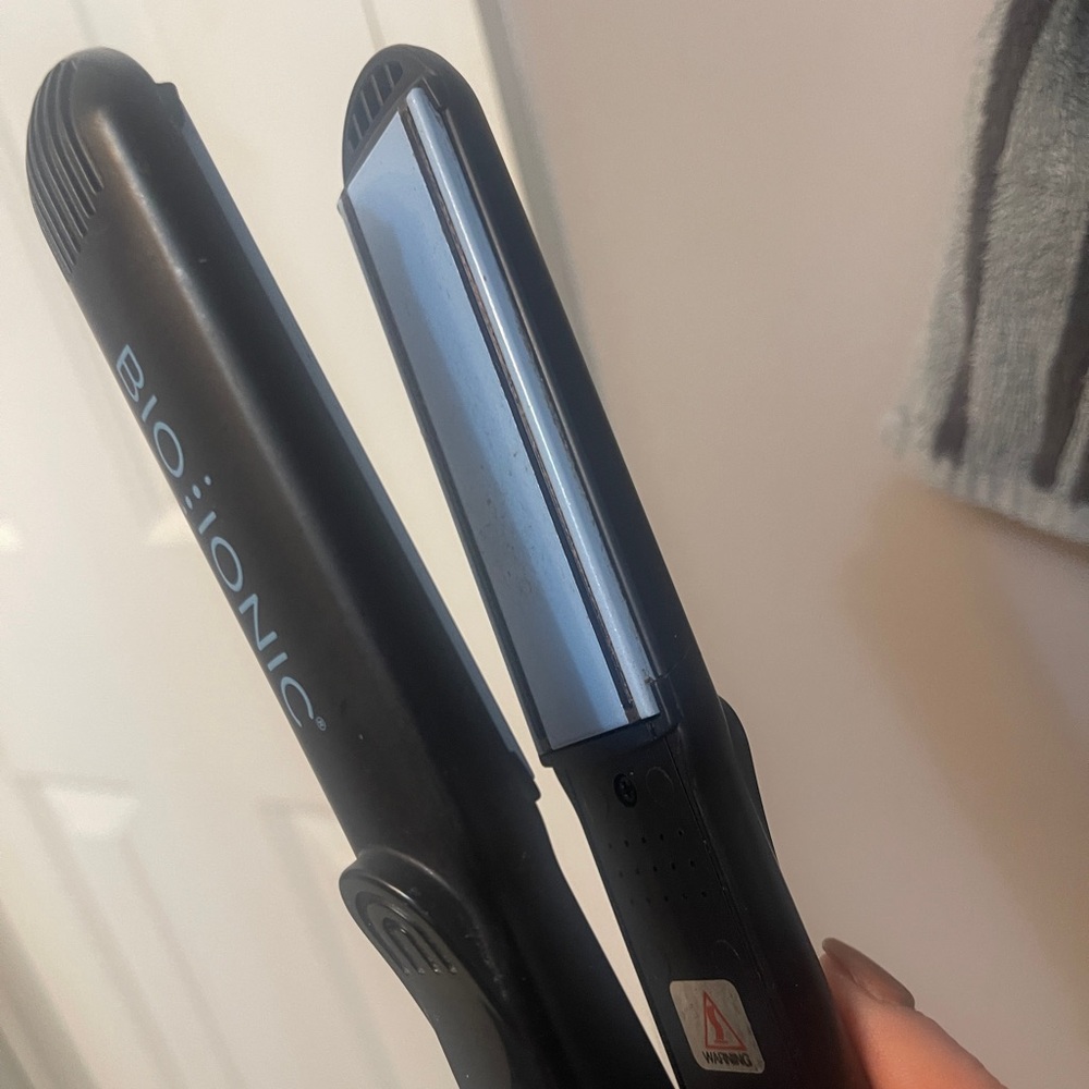 Bio Ionic Black Hair Straightener. Salon professional flat iron.  Like new.